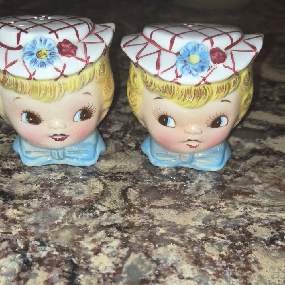 Charming Vintage-Style Ceramic Salt and Pepper Shakers